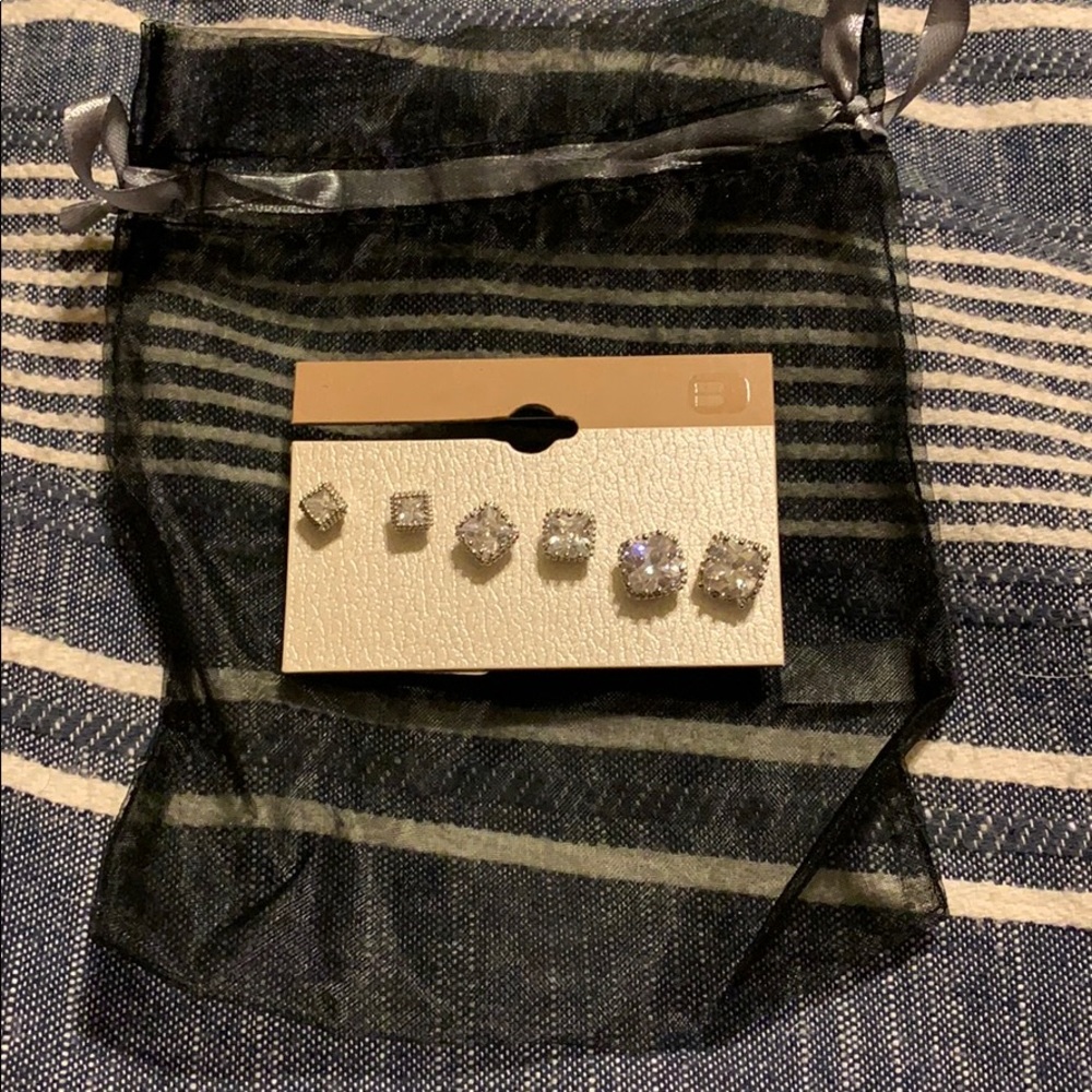 NO LONGER AVAILABLE! Poshmark won’t let me delete
